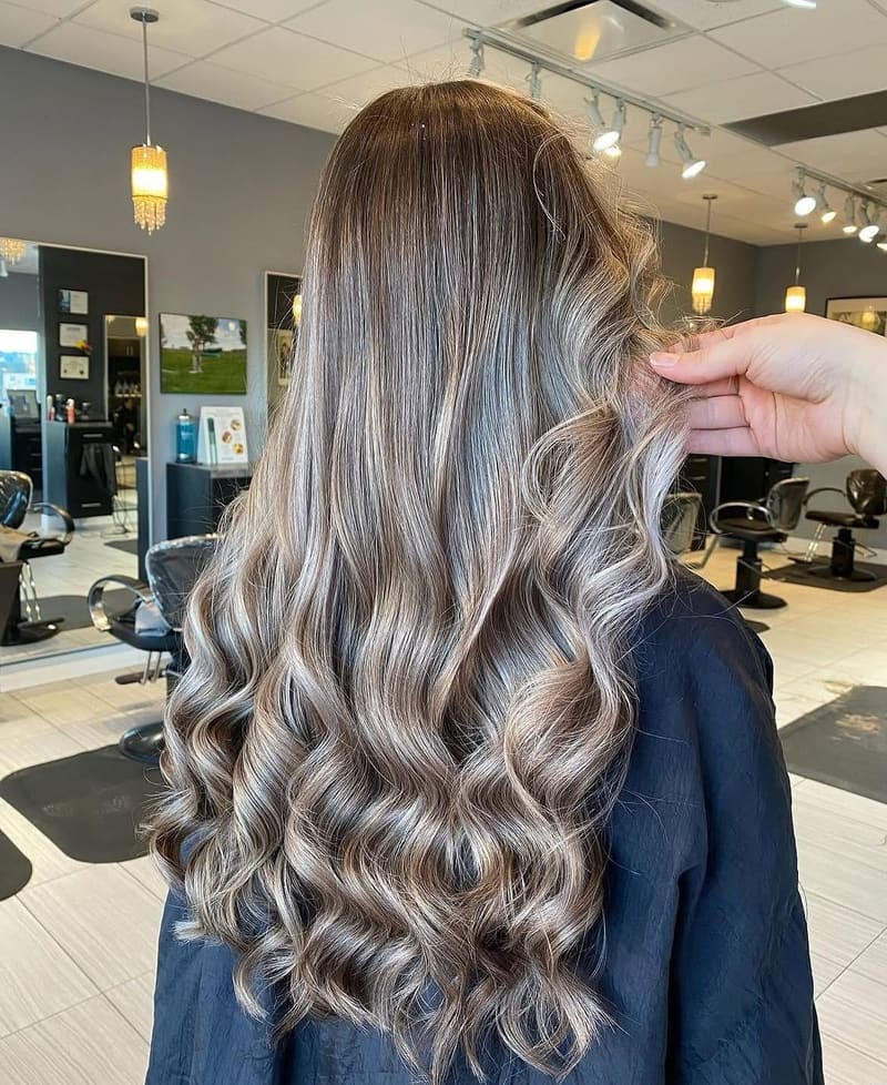 Lyla, hairstylist at Hairmix Salon